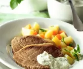 Tafelspitz mit Kartoffel-Möhrengemüse und Krätuerdip
