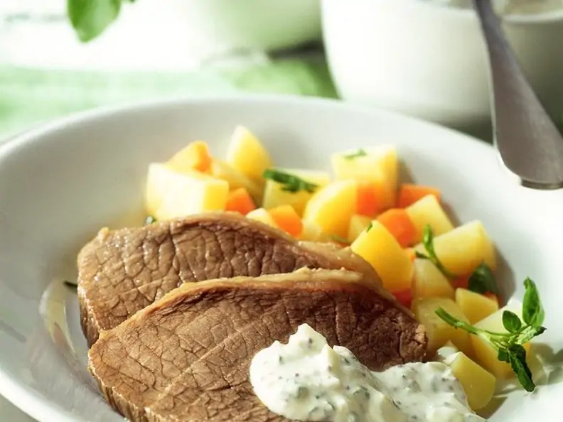 Tafelspitz mit Kartoffel-Möhrengemüse und Krätuerdip