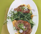 Gebratenes Lamm auf Spinatsalat