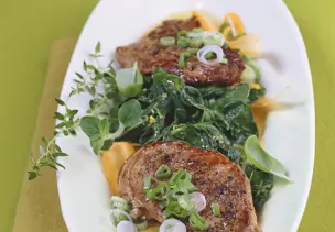 Gebratenes Lamm auf Spinatsalat