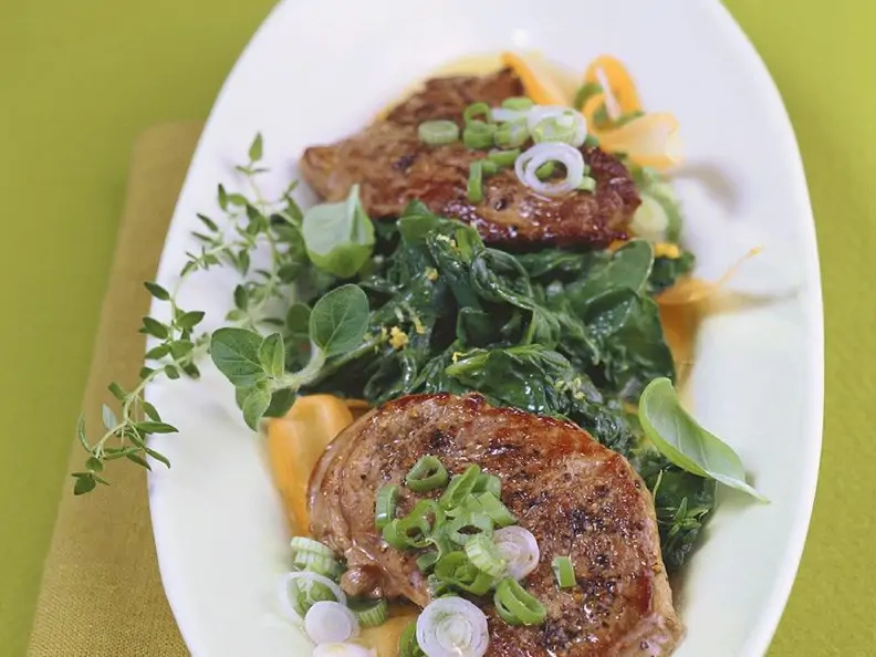 Gebratenes Lamm auf Spinatsalat