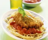 Schnitzel auf Nudeln mit Tomatensauce