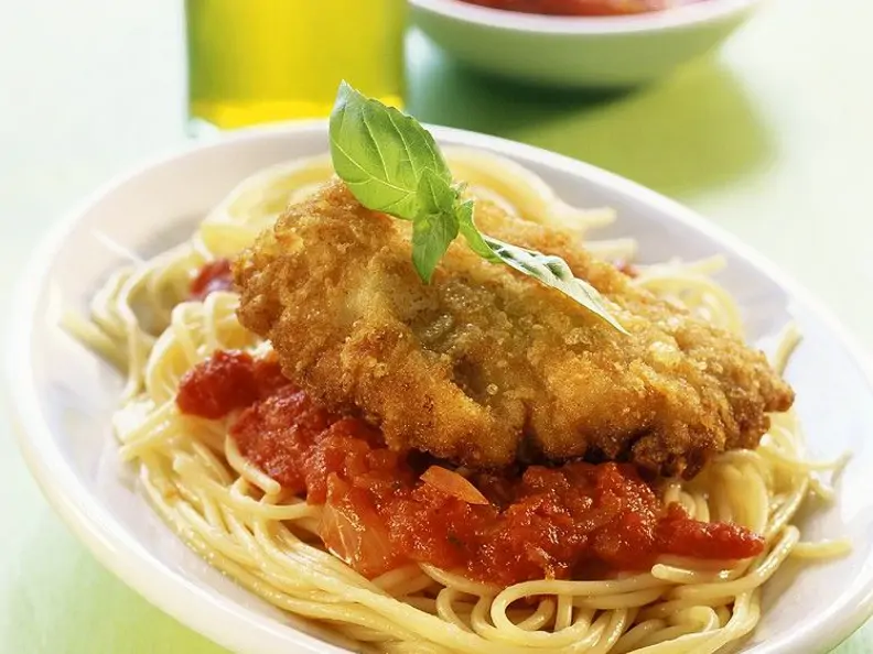 Schnitzel auf Nudeln mit Tomatensauce