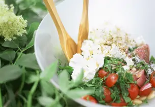 Tomaten-Kräutersalat mit Ziegenkäse