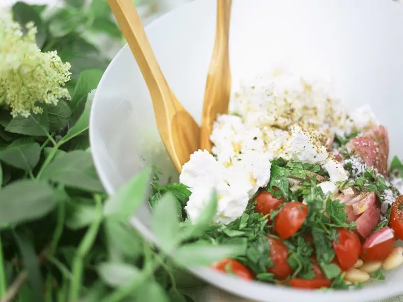 Tomaten-Kräutersalat mit Ziegenkäse