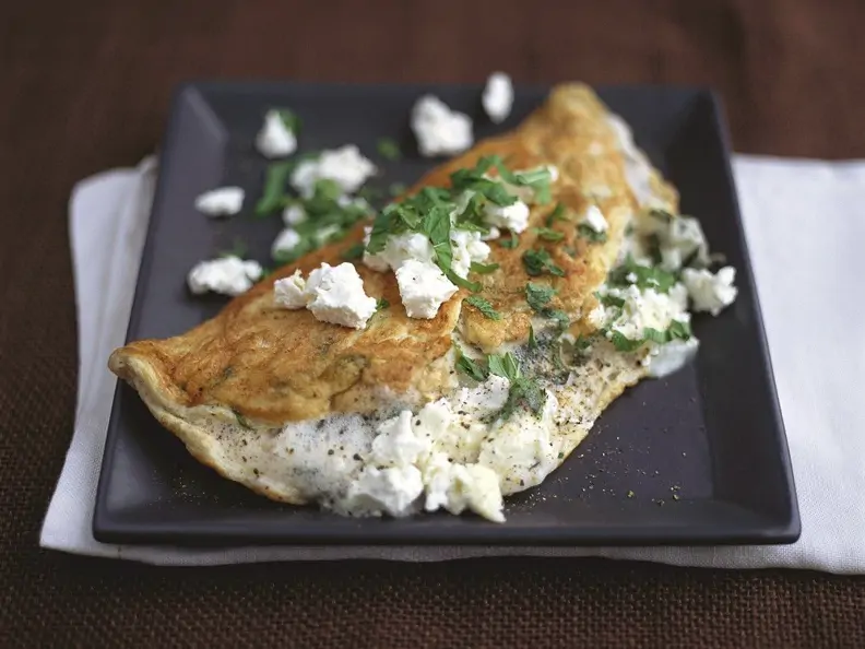 Mit Feta gefülltes Omelette