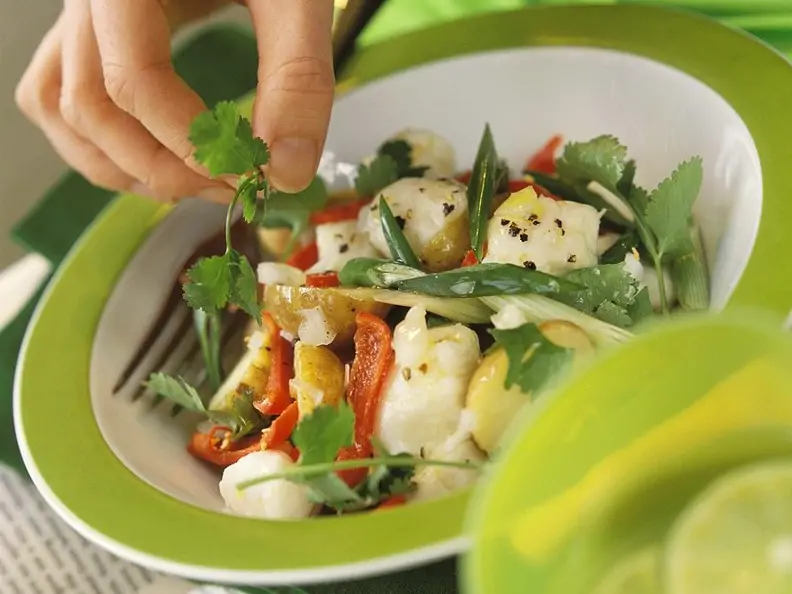 Gemüsesalat mit Seeteufel