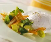 Pochiertes Ei mit Gemüse