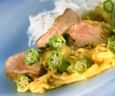 Entencurry mit Okraschoten und Asia-Nudeln