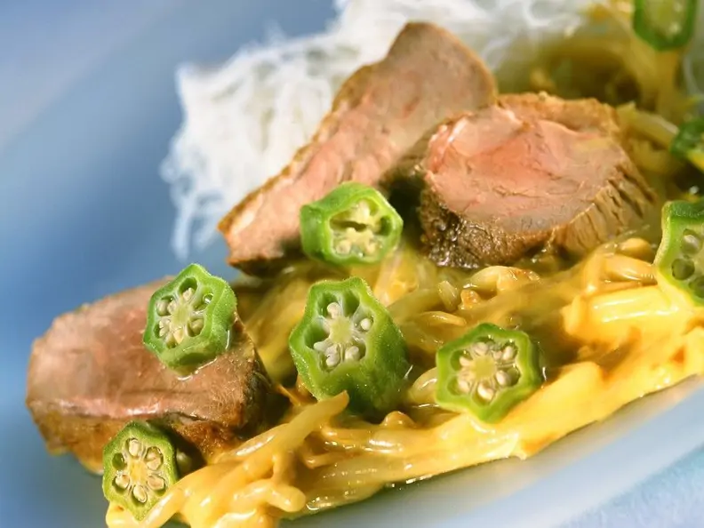 Entencurry mit Okraschoten und Asia-Nudeln