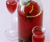 Selbst gemachter Johannisbeer-Kräuter-Likör