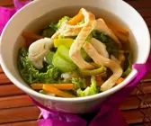Asiatische Gemüsesuppe mit Omelette