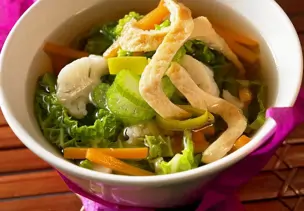 Asiatische Gemüsesuppe mit Omelette
