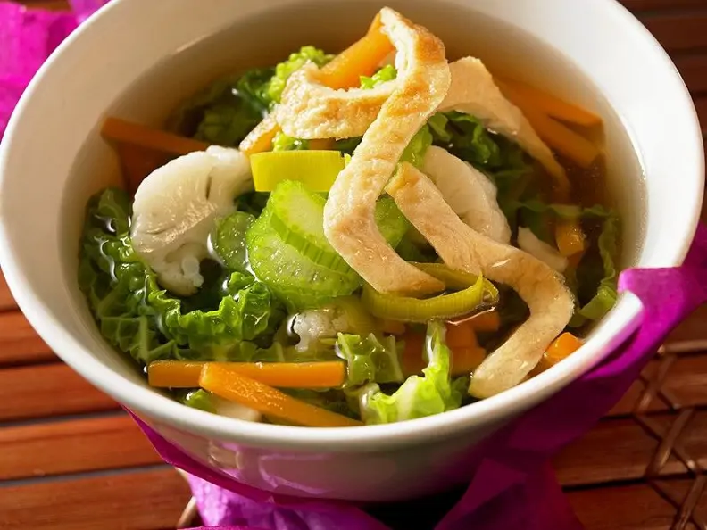 Asiatische Gemüsesuppe mit Omelette