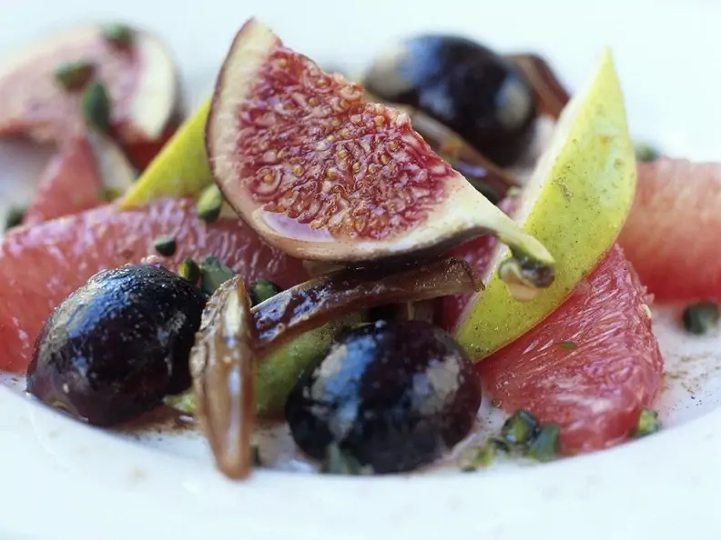 Traubensalat mit Feigen und Datteln