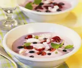 Sojacreme mit Kirschen und Heidelbeeren