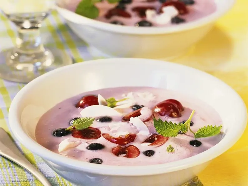 Sojacreme mit Kirschen und Heidelbeeren