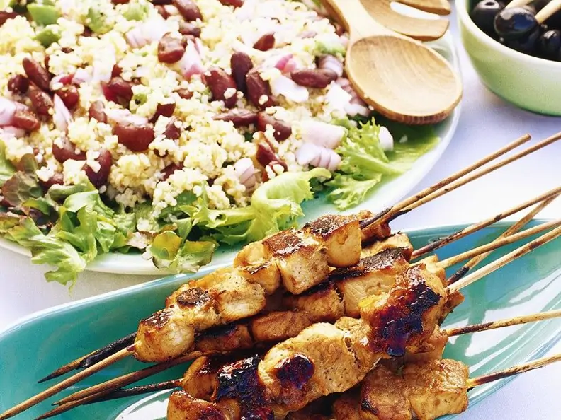 Bulgursalat mit Putenspießen
