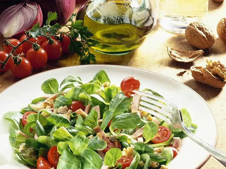 Feldsalat mit Nüssen
