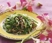 All mit Frühlingszwiebeln aus dem Wok