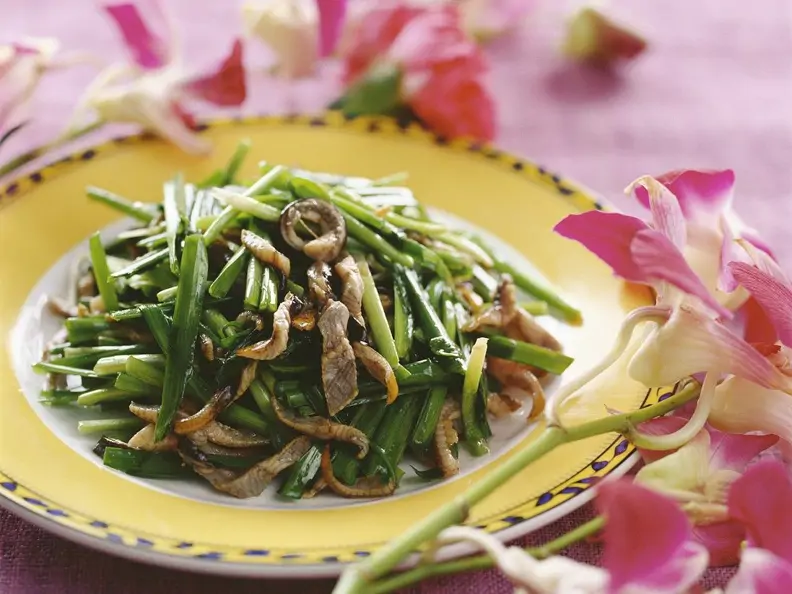 All mit Frühlingszwiebeln aus dem Wok
