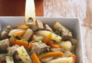 Gulasch mit Möhren und Kohlrabi