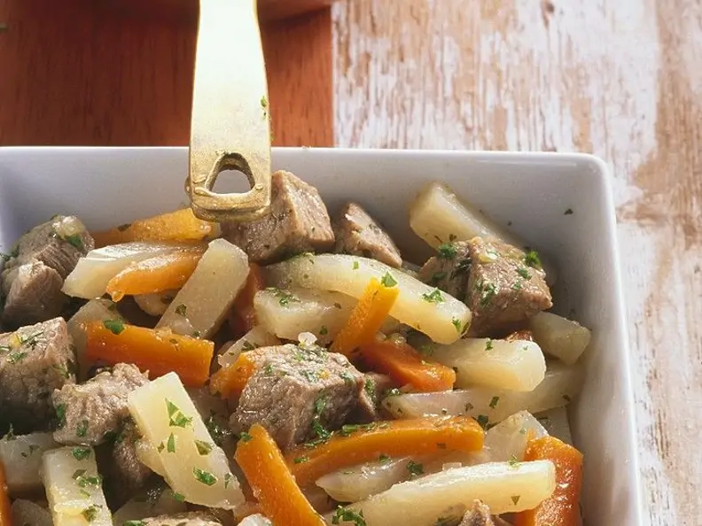 Gulasch mit Möhren und Kohlrabi