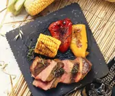 Gegrillte Steaks mit Gemüse