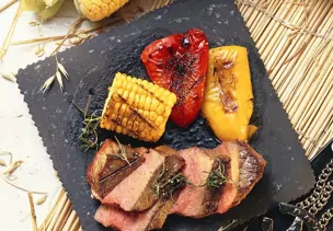Gegrillte Steaks mit Gemüse