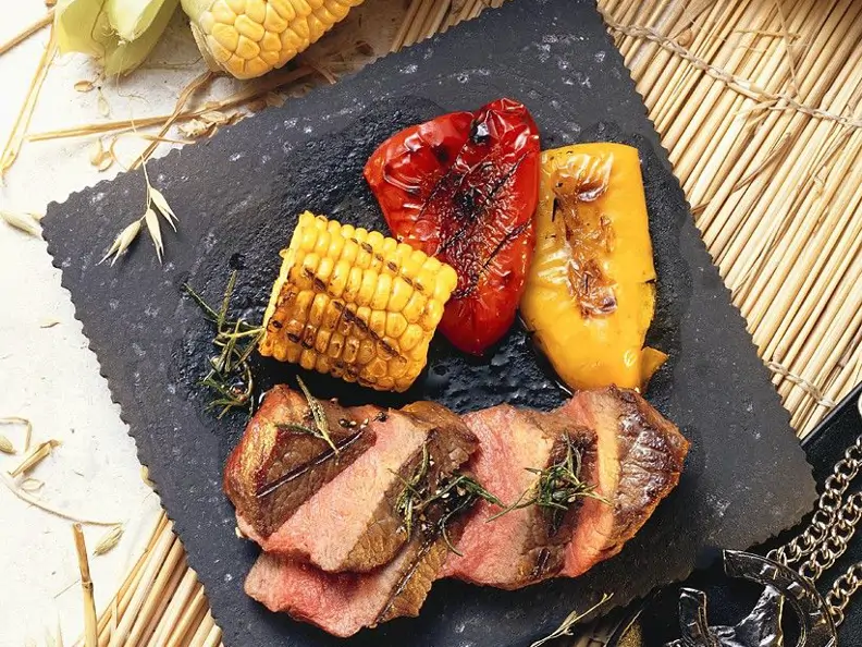 Gegrillte Steaks mit Gemüse