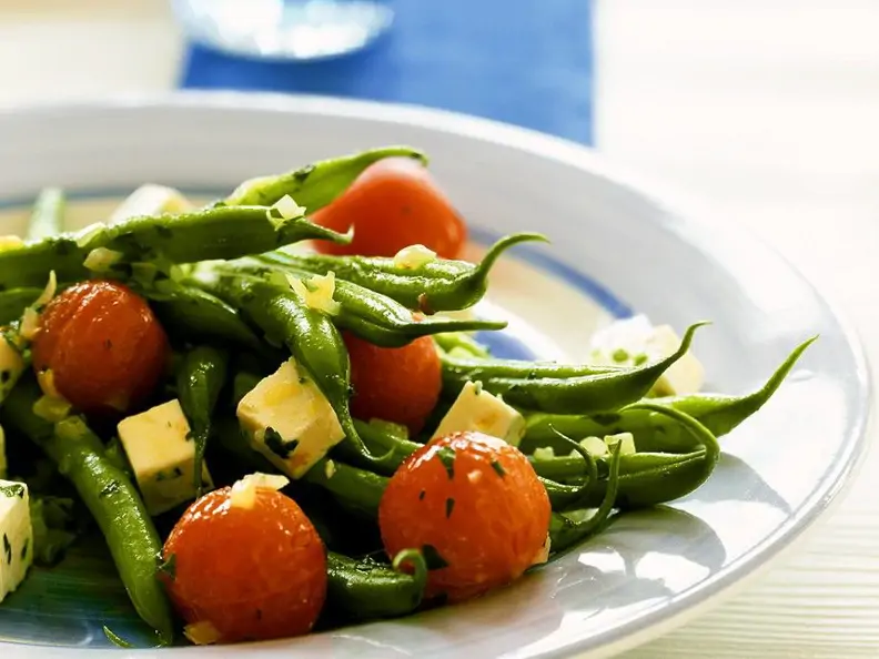 Bohnen-Tomaten-Pfanne mit Fetakäse