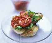 Bruschetta mit Tomaten und Rucola