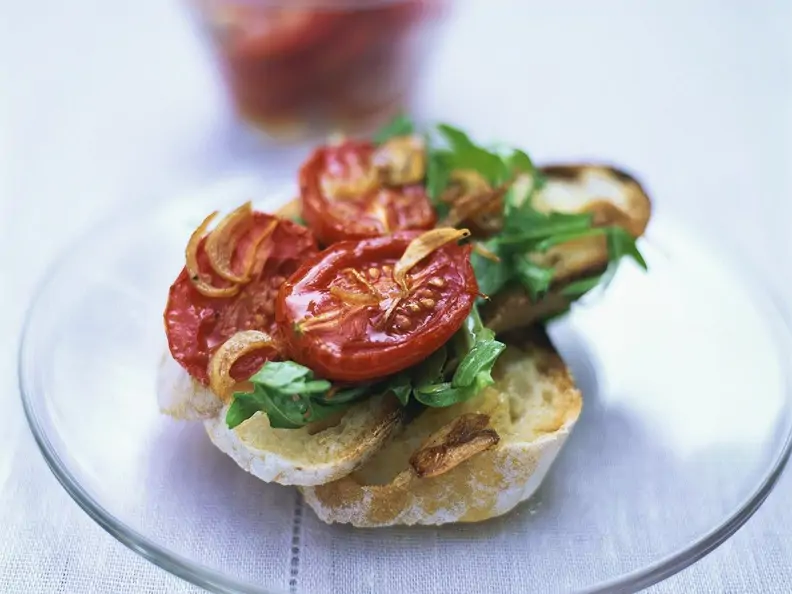 Bruschetta mit Tomaten und Rucola