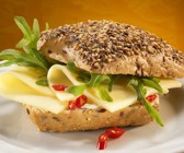 Vollkornbrötchen mit Gouda