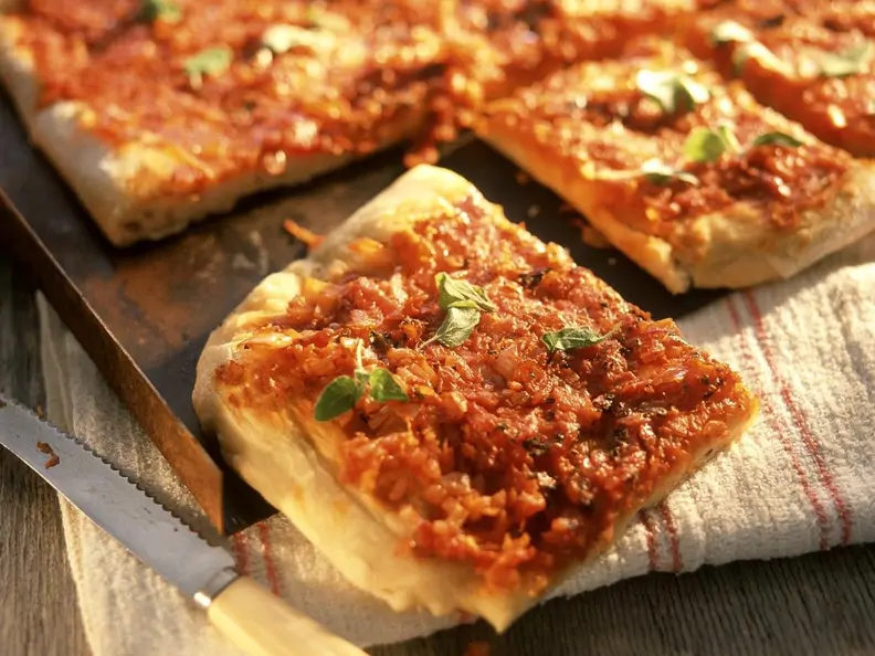 Pizza vom Blech mit Tomaten und Zwiebeln