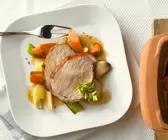 Schweinebraten mit Gemüse im Römertopf