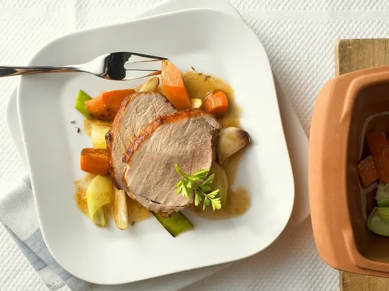 Schweinebraten mit Gemüse im Römertopf