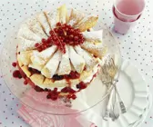 Blätterteig-Torte mit Beeren, Kirschen und Sahne