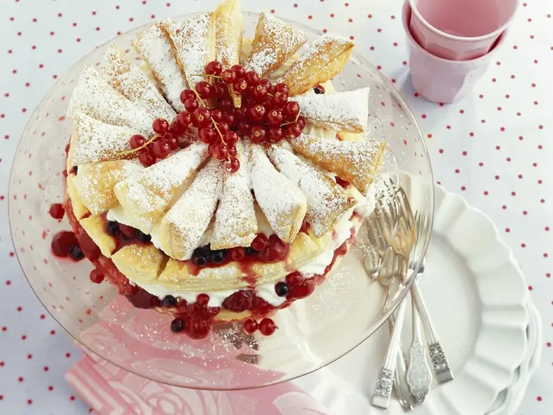 Blätterteig-Torte mit Beeren, Kirschen und Sahne