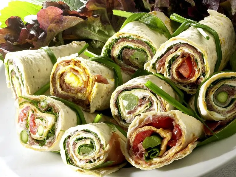 Wraps mit grünem Spargel