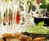 Gebäck mit Avocadodip
