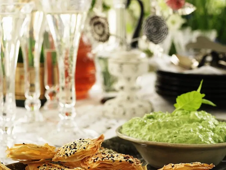 Gebäck mit Avocadodip