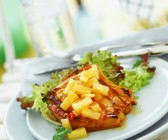 Gebratenes Kotelett mit Ananas