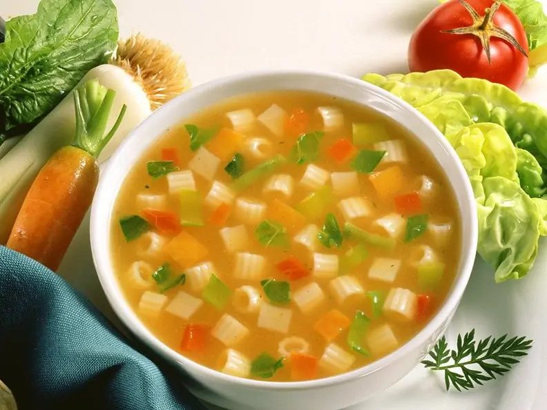 Vegane Minestrone mit Nudeln und Weißkohl
