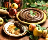 Gebratene Blutwurst mit Zwiebeln und Apfel