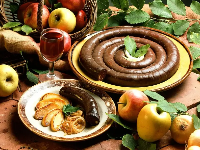 Gebratene Blutwurst mit Zwiebeln und Apfel