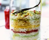 Schichtdessert mit Reis und Früchten