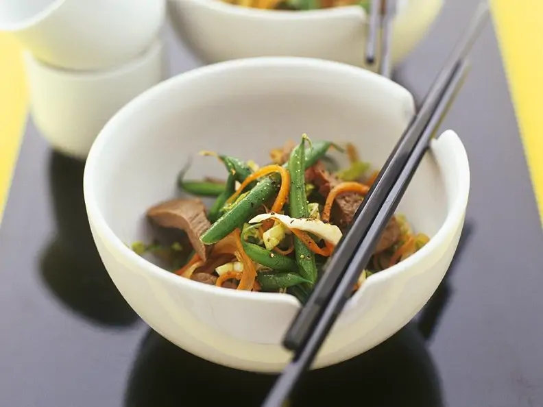 Gemüse mit Rinderfilet aus dem Wok