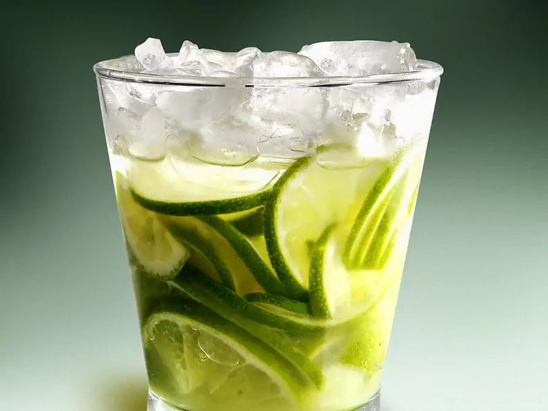 Caipirinha mit Zitrone