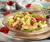 Blattsalat mit Spargel und Lachs